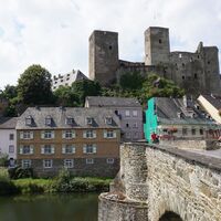 Lahnbrücke mit Burg Runkel