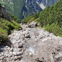 Bachquerung beim Abstieg. Gut sich noch mal mit Wasser zu versorgen.