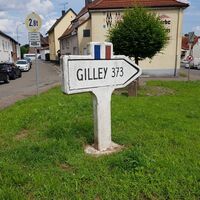 Gilley-Wegweiser an der Hauptstraße in Clausen