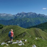 Abstieg zurück zum Sattel; dahinter die Kette der Kanin-Gipfel und Žrd / Monte Sart; ganz links Strma peč / Monte Cimone