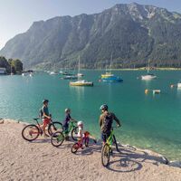 Familienradausflug - eine Pause am Seeufer in Maurach am Achensee - Blick auf die Segelboote