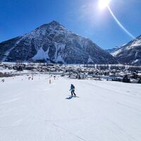Abfahrt mit Skitourenski auf der Piste Claret in Bessans