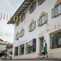 Die Miesbacher Innenstadt prägen kleine Geschäfte