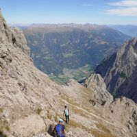 hier steigt man noch etwas ab, hält sich dann links am Rücken, bis die 180° Abzweigung kommt