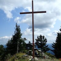 Gipfelkreuz und Högerhütte