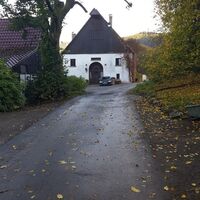 Weg durch das Forsthaus Soen
