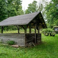 Der Rundweg lädt auf halber Strecke am ehemaligen Petersee an einer Schutzhütte zu einer Pause ein