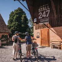 Mutter und Tochter mit dem E-Bike unterwegs in der Bündner Herrschaft