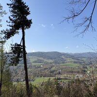 .. mit Seitblick zum Schloss Rothschild und zum Schloss Wartholz (v.l.n.r.)