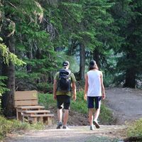 Zwei Wanderer am Bankerlweg Hochwurzen