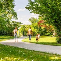 Familienspaziergang im Stadtpark