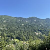 Seitblick zum Erzberg und zu den markanten Schüttkegeln