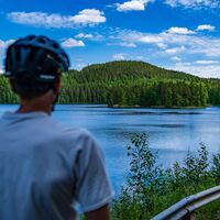 Radfahrer in der Landschaft des Kammiovuori