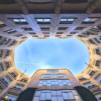 Blick auf den Innenhof und das Atrium der Casa Mila in Barcelona - Spanien