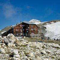 Die Oberwalderhütte auf 2974 m Ausgangspunkt weiterer Touren