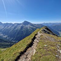 Vor dem Hannoverhaus befinden wir uns auf dem Elschesattel.