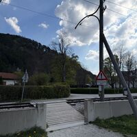 Hier dann links die Trasse querend weiter in die Schützengasse