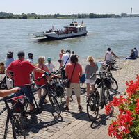 Reger Betrieb an der Fähre in Rees