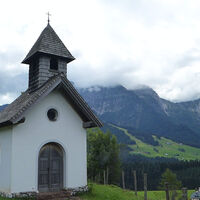 Der Weg auf den Scheffenbichl führt an der Sonnleit`n - Hofkapelle vorbei.