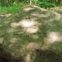 Karl-Bachler-Gedenkstein nahe Asenquelle und Asenberg_CC_BY_SA_Teutoburger_Wald_Kerstin_Paar_P1160995_2022_7_24.jpg