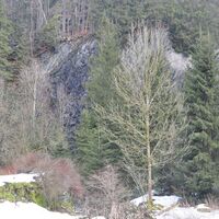 Gesteinsformation direkt am Weg