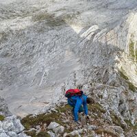Abstieg im steilen, ausgesetzten Schrofengelände