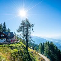 Bergfriehütte mit Blick auf den Millstätter See