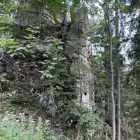 Am Weiterweg dann einige bizarre Felsformationen (hier mit rätselhaften Löchern im Fels)