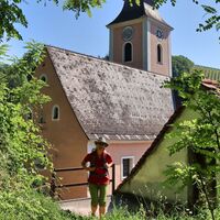 Bei der Kirche in Klöch wandern wir vorbei