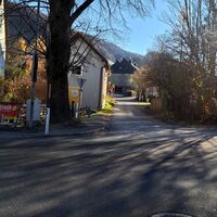 Wart in diese Gasse gegenüber