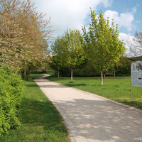 Wanderweg am Südsee und Gedenktafel