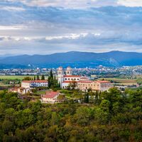 Am Fluss Vipava entlang führt uns der Weg zurück nach Miren, wo wir unsere Rundtour beenden.