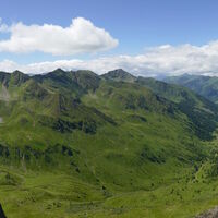 Blick hinab zur Seifriedalpe - links der Kamm mit Schafdach, Kammkarlspitz, Tischfeldspitze und Unholdingspitze; rechts der Hochwart