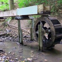 Wasserrad unterhalb des Pochteiches