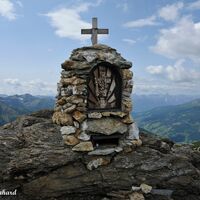 Der Mohar einer der schönsten Aussichtsberge Kärntens. Berühmt ist vor allem der Rundum Blick über Heiligenblut und zu den sie umrahmenden Gipfeln: Großglockner, Johannisberg, Hohe Riffl, Fuscherkarkopf – ein Bild wie gemalt.