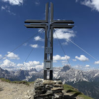 Am Hornischegg 2550m, links neben dem Kreuz die Zinnen.