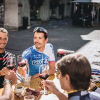 Radprofi Steve Morabito mit Freunden am Apero in der Altstadt von Sion