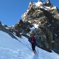 Man steigt soweit als möglich mit angeschnallten Skiern auf