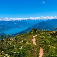 Weg auf dem Felsen von Chanduraz mit Blick auf den Lac du Bourget