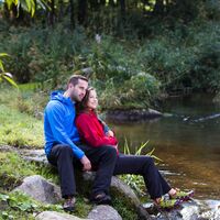 Wander-Paar am Bach