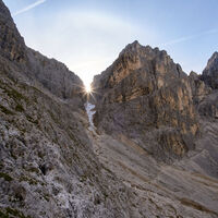 [ Dolomiten, Rosengarten ] | Tag 4 | Die Sonne blinzelt durch ein Kar ober dem Weg zum Grasleitenpass