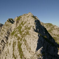 über das breite, grüne Band quert man in die Flanke, dann auf den Grat