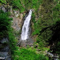 Unterhalb des Wasserfalls lädt eine Plattform zum Innehalten und Meditieren ein