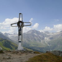 schöner Aussichtspunkt mit Kreuz