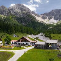 Wanderung zur Eppzirler Alm - Drohnenaufnahme Alm aus der Nähe .jpg