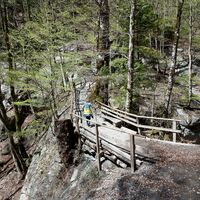 Naturbrücke auf dem Weg zur Taminaschlucht