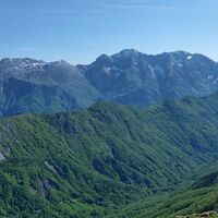 Grüner Grat Richtung Skutnik, im Hintergrund die Gipfel von Kanin, Žrd und Montaž.