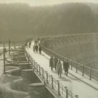 Kaiser Wilhelm II. wandert 1906 über die Krone der damals neuen Urftstaumauer.