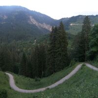 Auf dem steilen Pfad hinauf zum Gasthof Alpenrose müssen wir unser Rad schieben.