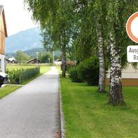 In Neuhofen Richtung "Fußweg Zentrum" halten.
